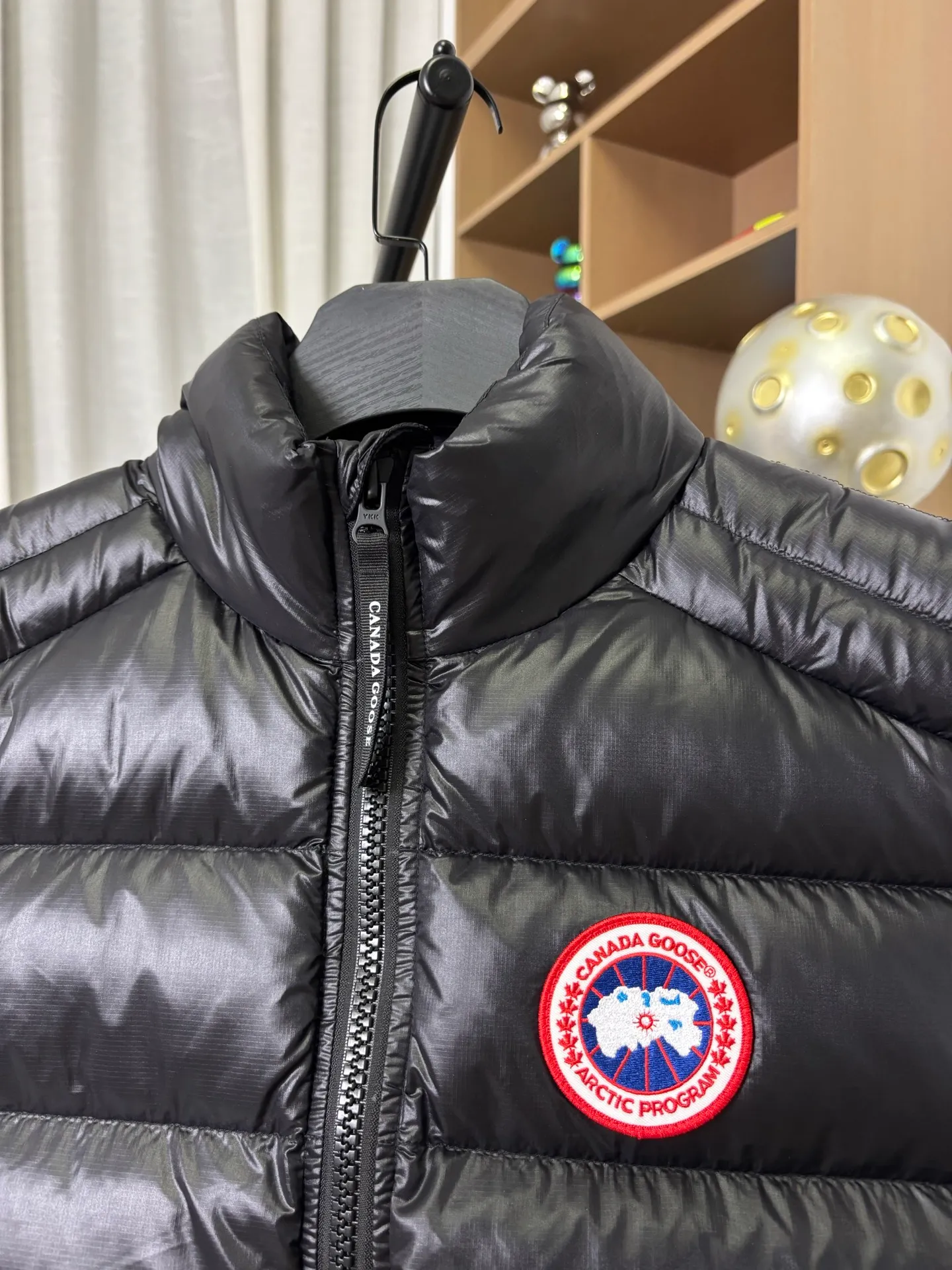 P570 Style number: DC221# [Canada Goose] CROFTON Canada Goose series lightweight 90 down vest R water-repellent treatment Winall windproof fabric 90 white duck down 700 down filling Original mold opening 1:1 Detailed production The upper body effect is stunning The highest version on the market Six sizes~ Color: Black Silver Size: XS-XXL [Picture 9️⃣ Size chart]